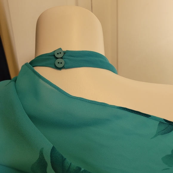 Halter gown with matching shawl - Picture 5 of 7